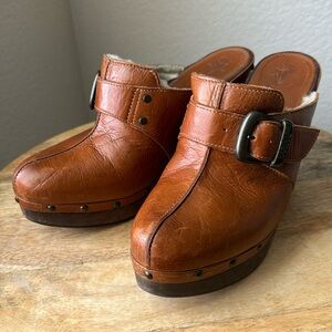 FRYE VINTAGE Y2K Ella Sherpa Lined Buckle Leather Clogs Sz 9M -- Cognac Color